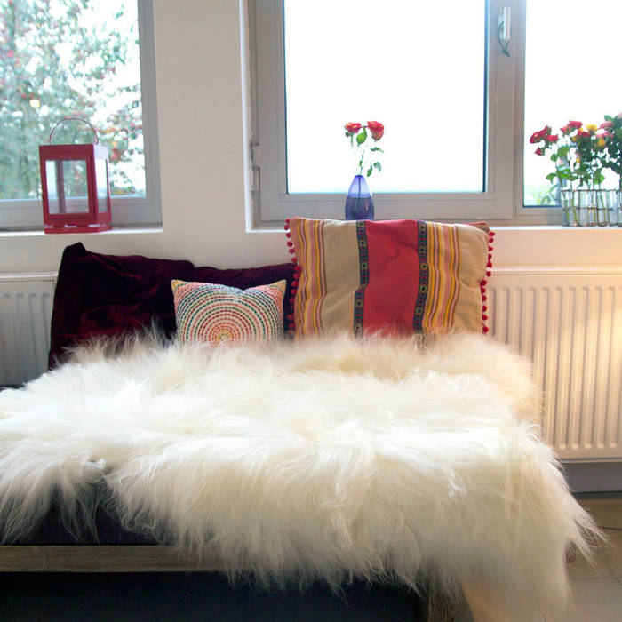 La One Moumoute est superbe sur une banquette, un canapé, un lit... homify Chambre moderne Accessoires & décorations