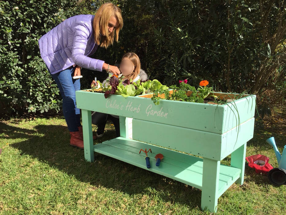 Huerta horganica para niños Mundo Garden Jardines modernos: Ideas, imágenes y decoración Madera maciza Multicolor Floreros y maceteros