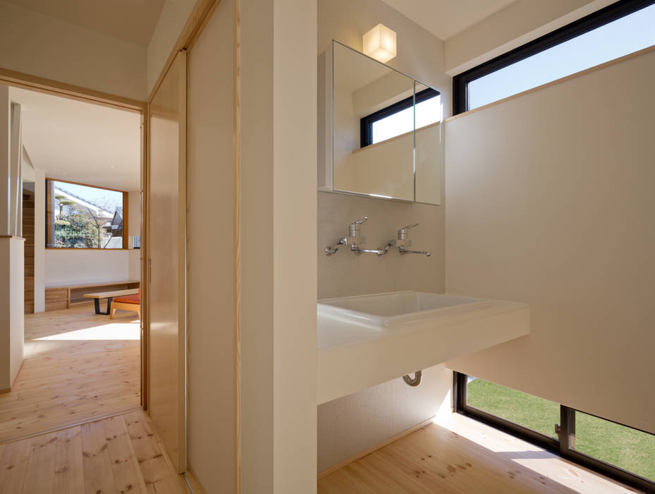 PLEASANT ANGLE HOUSE, 株式会社プラスディー設計室 株式会社プラスディー設計室 Eclectic style bathroom