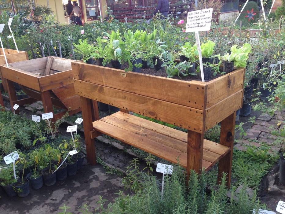 Huerta Organica Mundo Garden en dos tablas de alto Mundo Garden Jardines de estilo rústico Madera maciza Multicolor Floreros y macetas