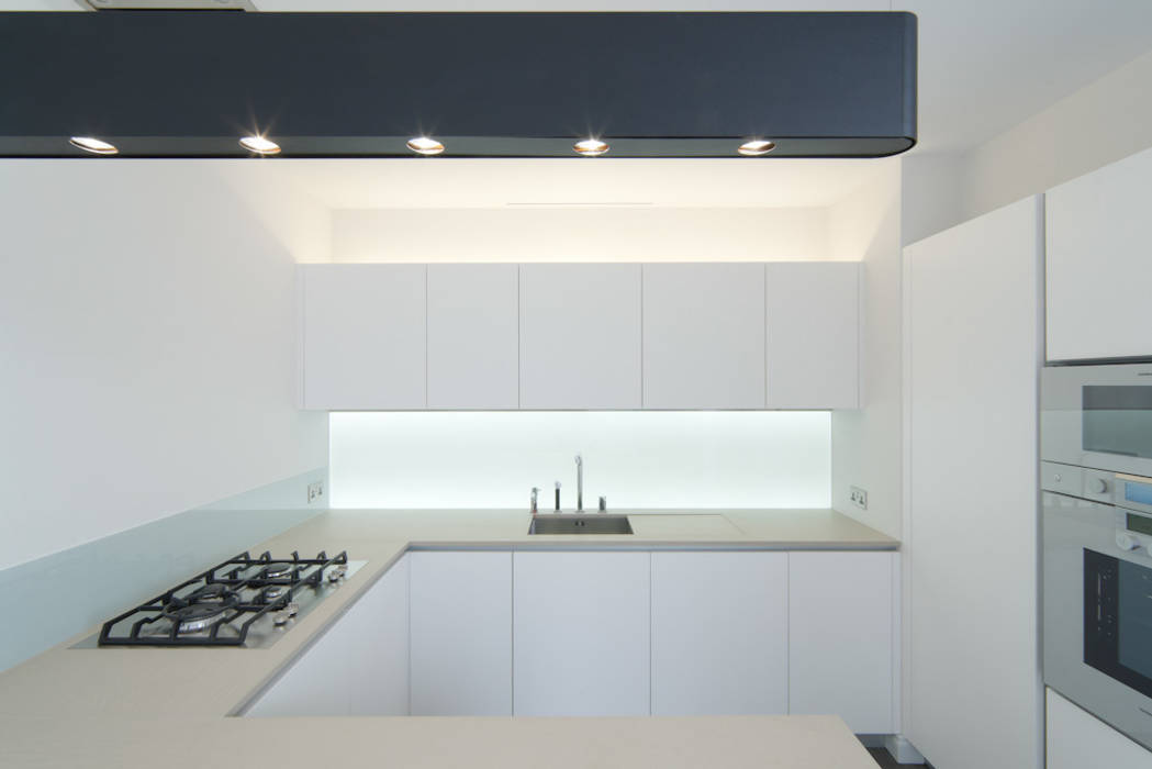 Kitchen splashback with white only LEDs LiteTile Ltd ห้องครัว ไฟห้องครัว