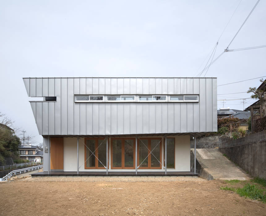 AKT, かわつひろし建築工房 かわつひろし建築工房 モダンな 家 空,土地区画,木,工場,住宅街,ファサード,アスファルト,アーバンデザイン,複合材料,屋根