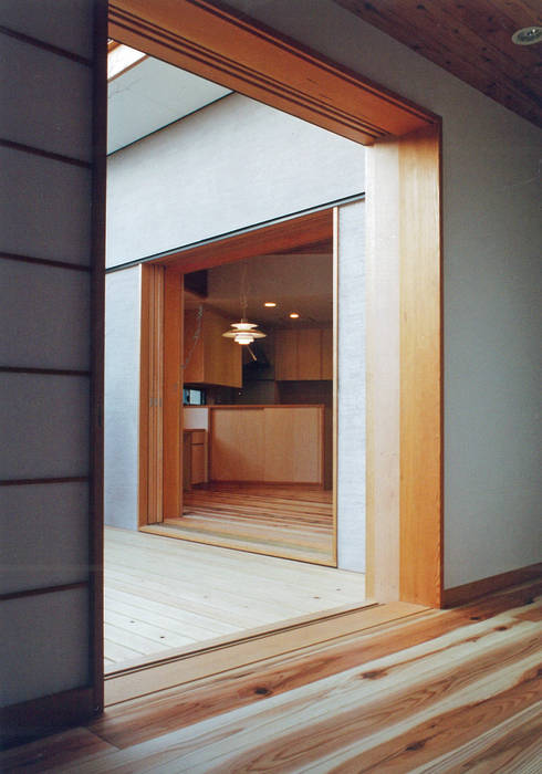 個室より中庭デッキ越しにLDKをみる 堀内総合計画事務所 オリジナルな 窓&ドア