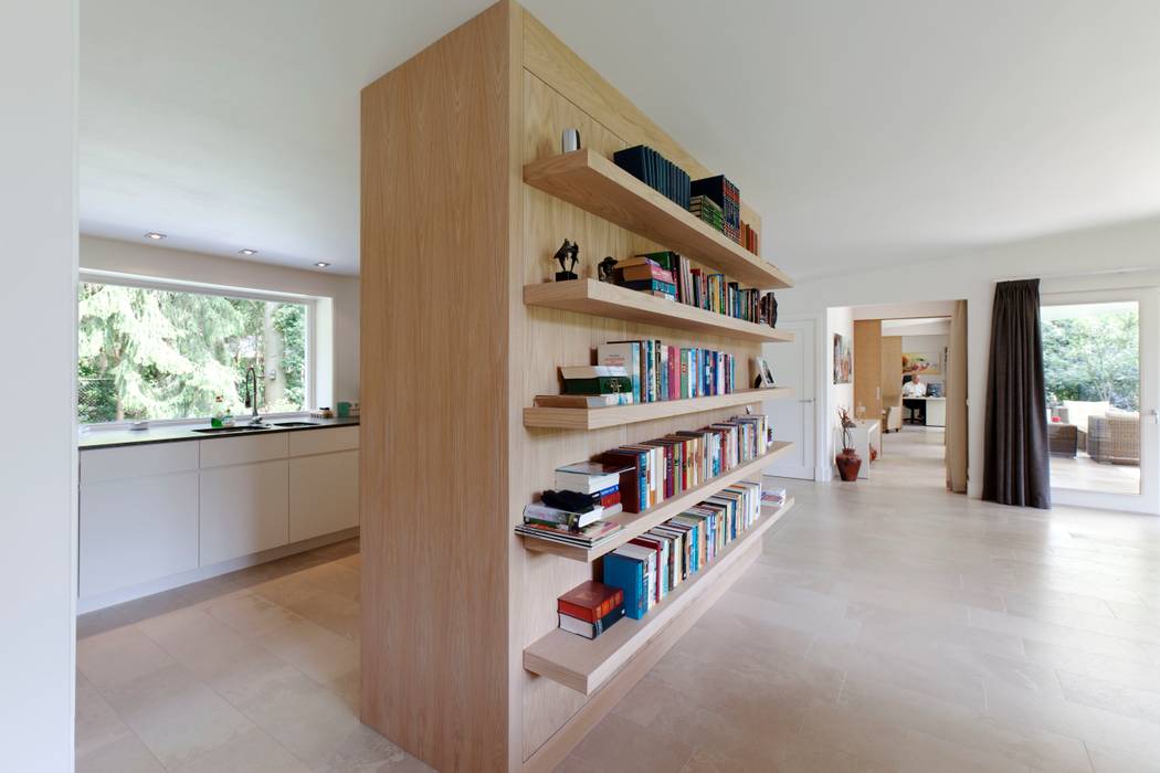 doorkijk vanuit woonkamer naar keuken en gang, nieuwe situatie: modern door Suzanne de Kanter Architectuur & Interieur, Modern