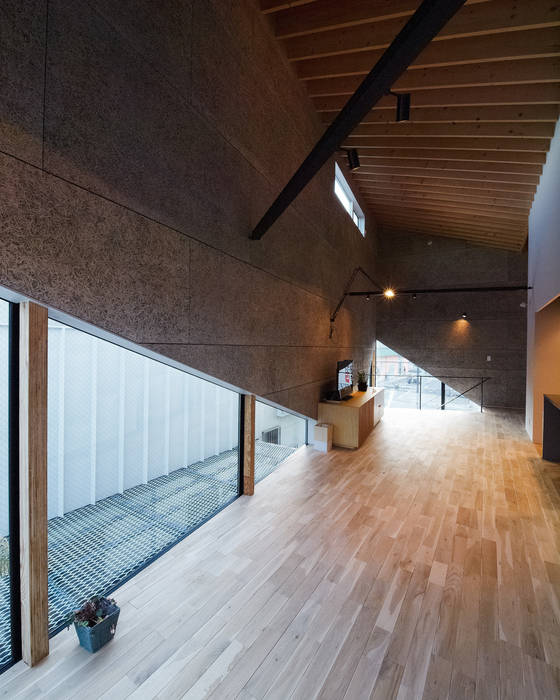多様な木質材料を組み合わせた内部空間 atelier CHOCOLATE モダンデザインの ダイニング