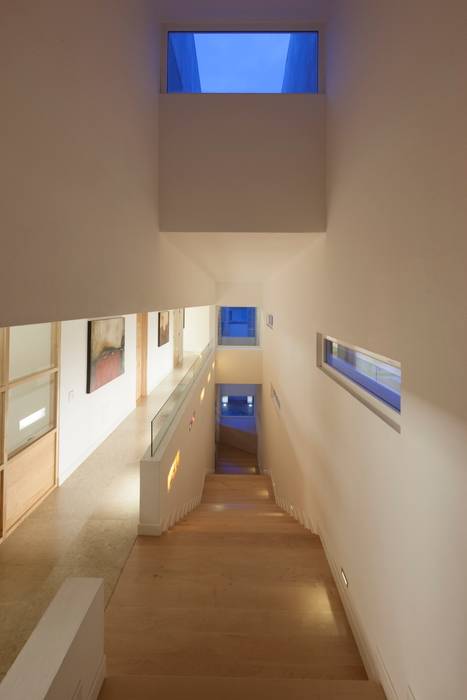 Detalle en corredor PLADIS Pasillos, vestíbulos y escaleras modernos