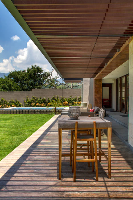 Casa 4 Puntos / Club de Golf BR, MAZ Arquitectos MAZ Arquitectos モダンデザインの テラス