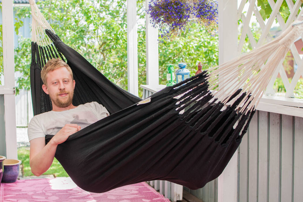 Black Cotton Knitted Hammock for One Emilyhannah Ltd Balcone, Veranda & Terrazza in stile scandinavo Mobili