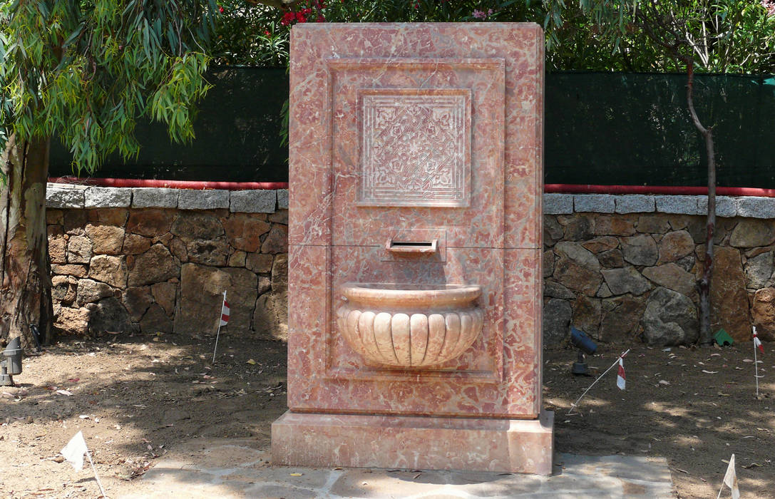 little fountain in sicilian Rose CusenzaMarmi Jardin méditerranéen Accessoires & décorations
