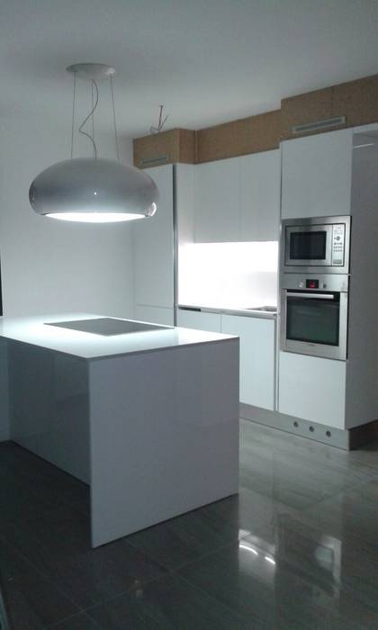 UNA PICCOLA ASTRONAVE, MARA GAGLIARDI "INTERIOR DESIGNER" MARA GAGLIARDI 'INTERIOR DESIGNER' Modern kitchen Lighting