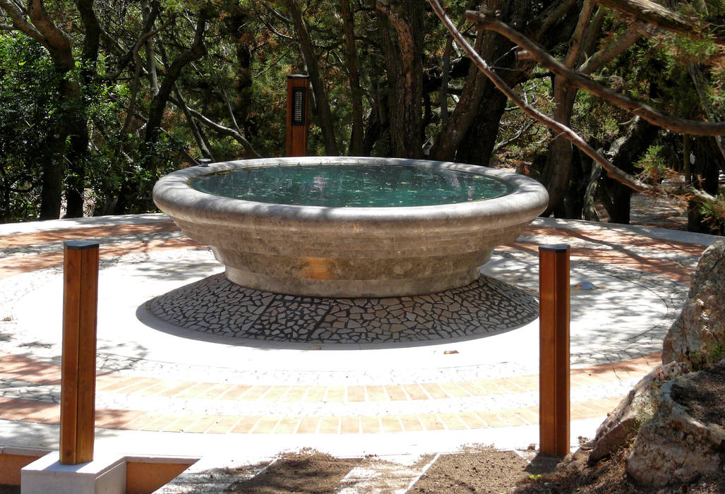 round fountain in billiemi grey CusenzaMarmi Jardines de estilo mediterráneo Accesorios y decoración