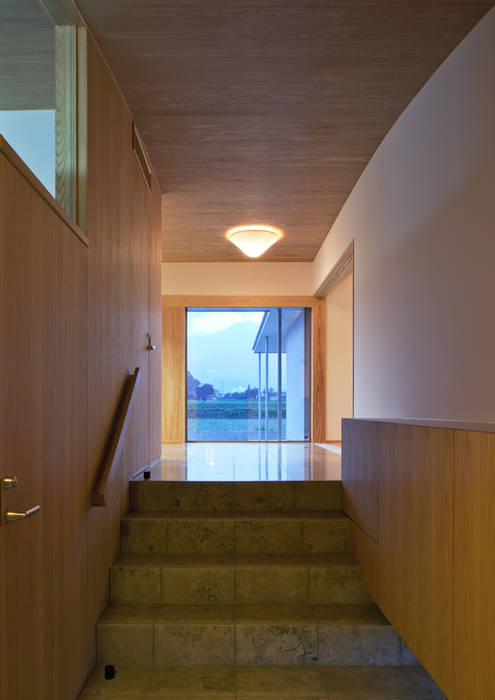 villa azumino わたしの家, アトリエ・アースワーク アトリエ・アースワーク Scandinavian style corridor, hallway& stairs Wood Wood effect Lighting