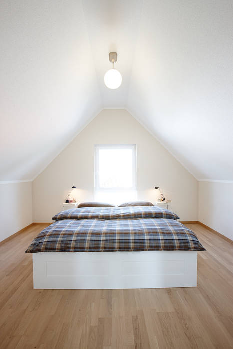 Frei geplantes Kundenhaus - Schlafzimmer im Dachgeschoss homify Minimalistische Schlafzimmer Einfamilienhaus,Fertighaus,Doppelbett,Lampe,fertighausbau,fertighäuser,holzbauweise