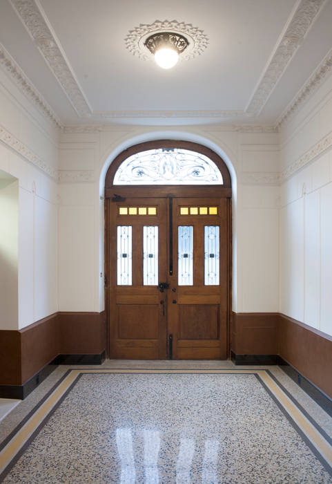 PALAZZO M, 3C+M architettura 3C+M architettura Classic style corridor, hallway and stairs