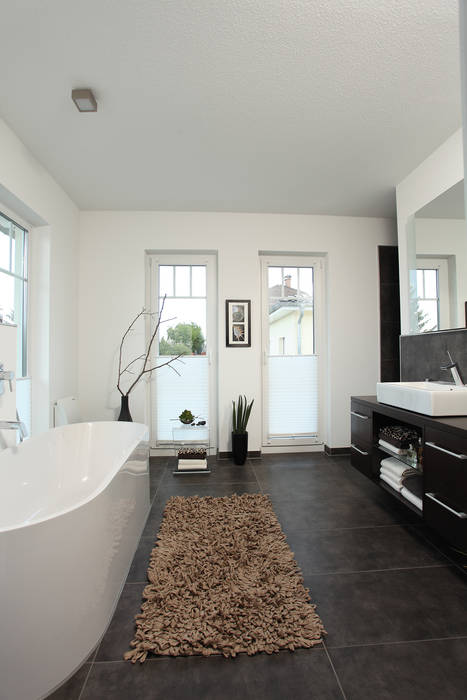 homify Modern Bathroom