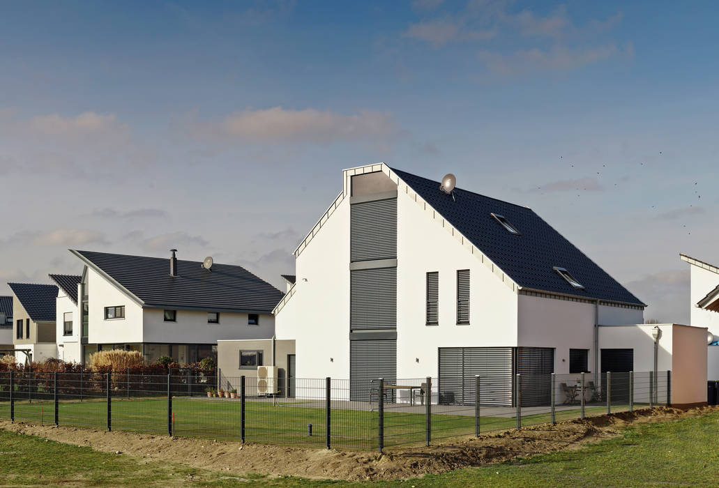 ... und weiß dominiert doch .... - Einfamilienhaus Straelen, Architektur I Stadtplanung Verhoeven Architektur I Stadtplanung Verhoeven Klasyczne domy