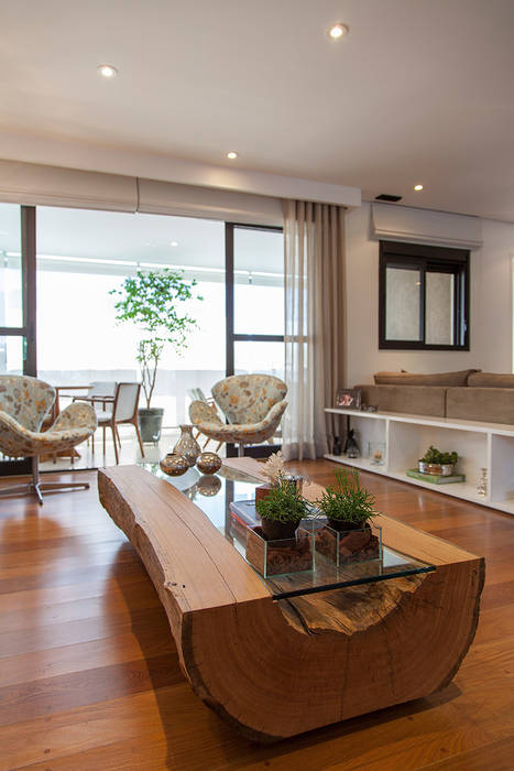 Madeira em pauta para um casal que adora receber, Helô Marques Associados Helô Marques Associados Living room