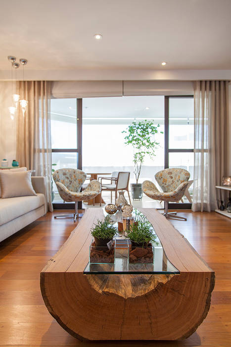 Madeira em pauta para um casal que adora receber, Helô Marques Associados Helô Marques Associados Modern living room