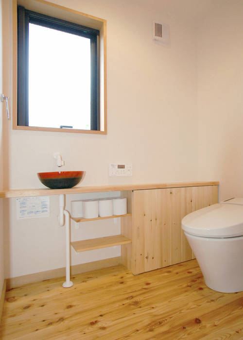 入母屋屋根の家, 志賀建築設計室 志賀建築設計室 Salle de bain originale Rangements