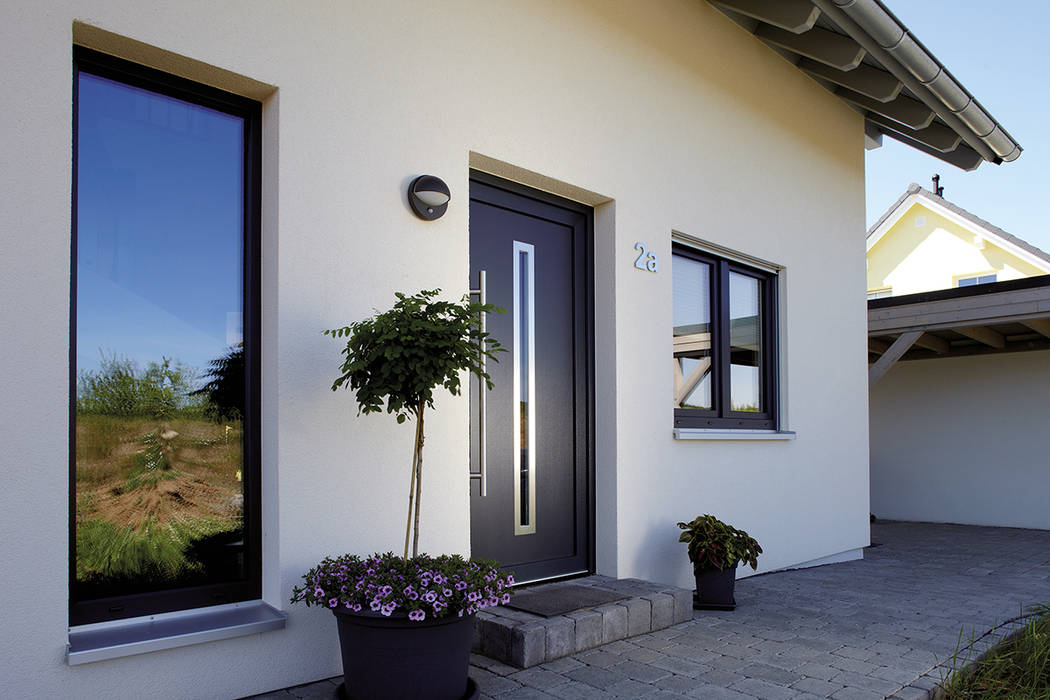 VIO 302 - Eingang homify Haustür Einfamilienhaus,Fertighaus,Haustür,Fenster,fertighausbau,fertighäuser,holzbauweise