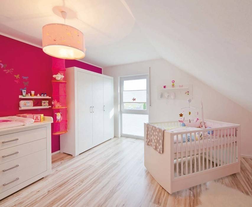 VIO 302 - Kinderzimmer homify Babyzimmer Kinderzimmer,Dachschräge,hell,freundlich,pink,Babybett,Babyzimmer,Fertighaus,fertighausbau,holzbauweise,fertighäuser