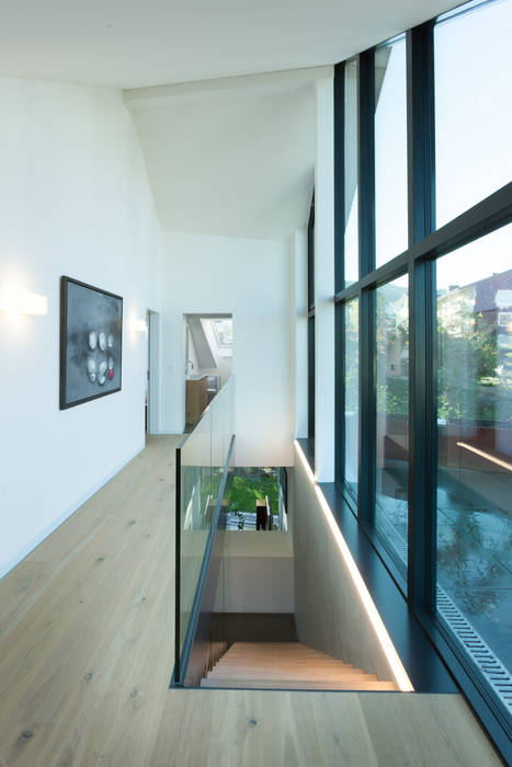 Vorraum Obergeschoss - Ausgang Dachterrasse von Mann Architektur GmbH Moderner Flur, Diele & Treppenhaus