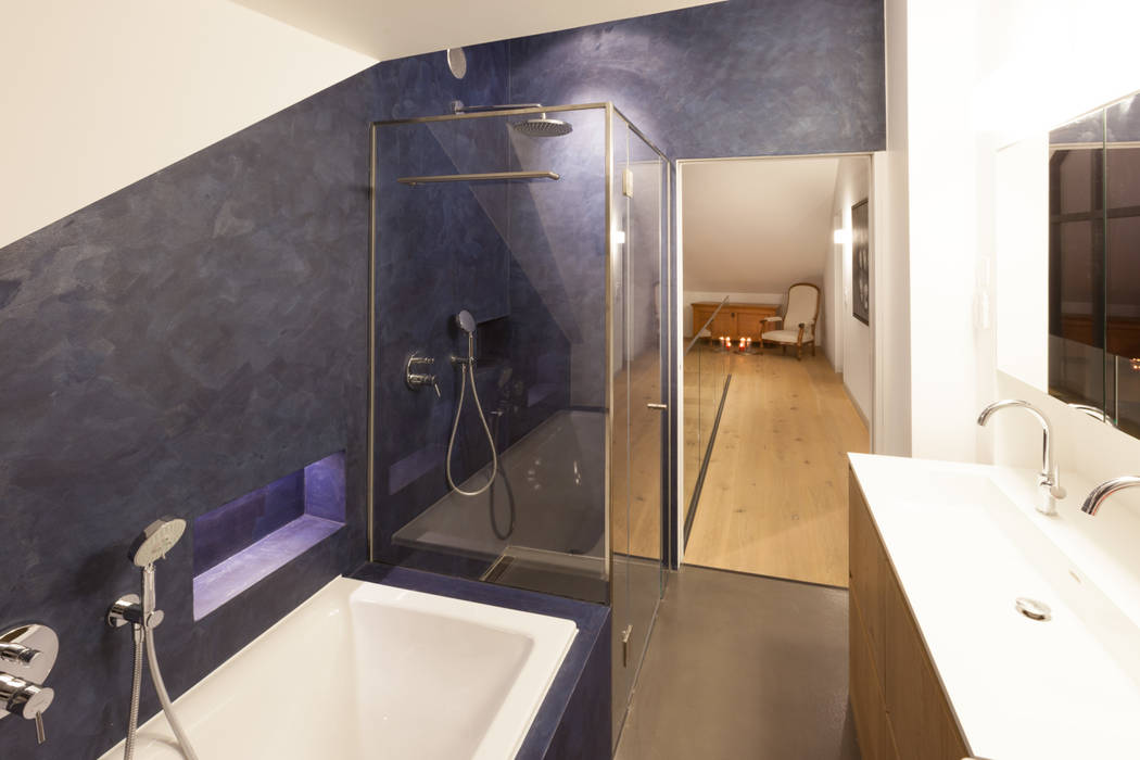 Badezimmer Obergeschoss von Mann Architektur GmbH Moderne Badezimmer