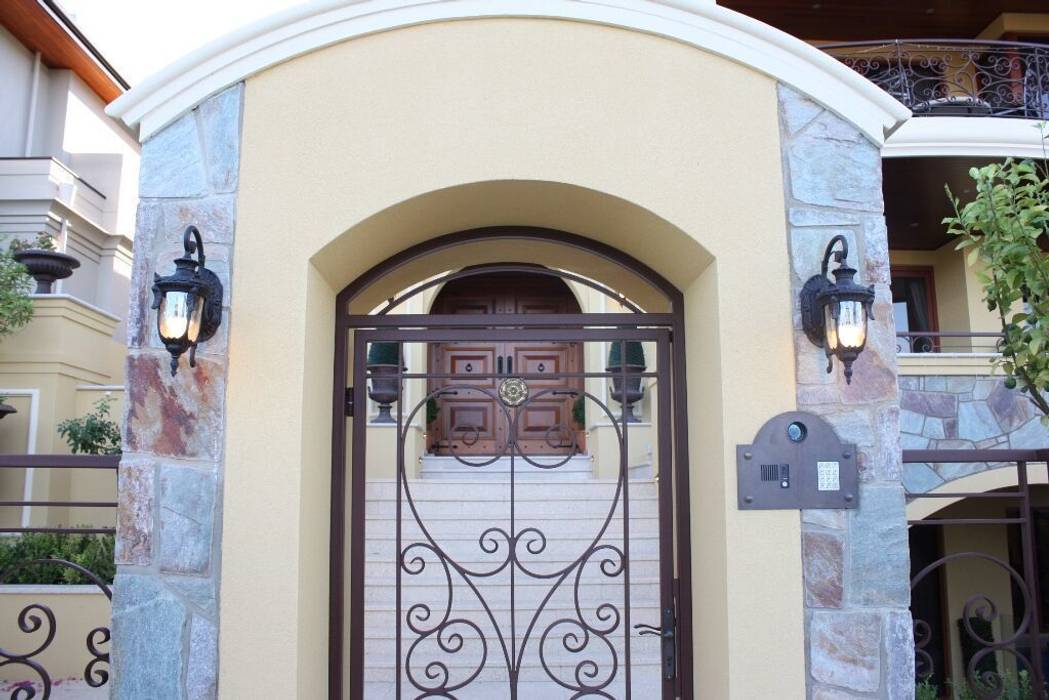 Wall Lanterns are an ideal solution for lighting up an entrance way Shine Lighting Ltd Сад в классическом стиле