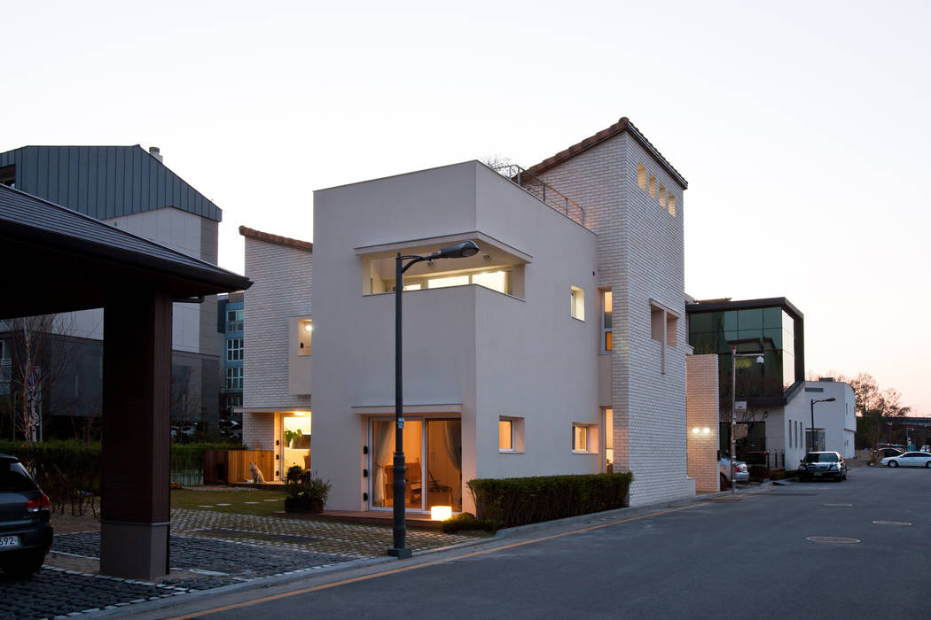 판교 호연당(好緣堂)주택, (주)건축사사무소 아뜰리에십칠 (주)건축사사무소 아뜰리에십칠 Casas modernas