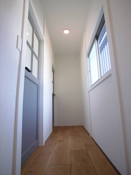 「stri-ep house SHIMOYAMAGUCHI」, vibe design inc. vibe design inc. Eclectic style corridor, hallway & stairs