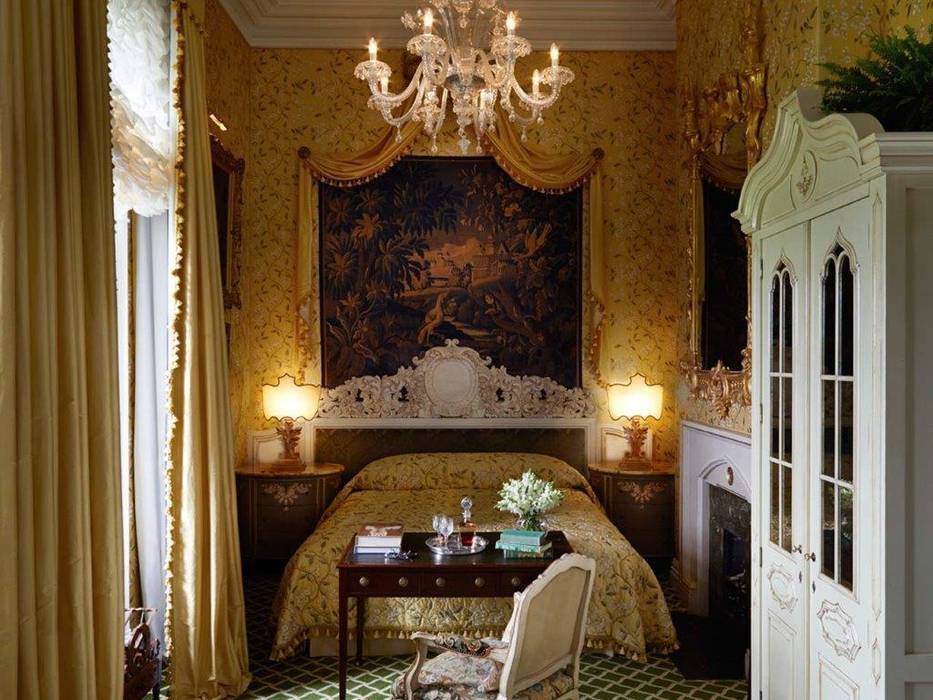 Ashford Castle - Ireland - Porte Italia Interiors, PORTE ITALIA INTERIORS PORTE ITALIA INTERIORS クラシカルスタイルの 寝室 ベッド＆ヘッドボード