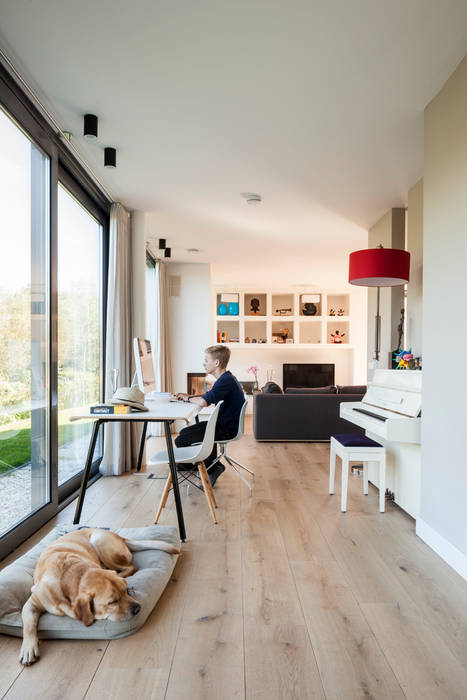 Woonhuis Kadoelen Amsterdam Noord, Équipe architectuur en urbanisme Équipe architectuur en urbanisme Moderne woonkamers Meubilair,Hond,Comfort,Hout,Bank,Tafel,Plant,Het opbouwen van,Vloeren,Interieur ontwerp