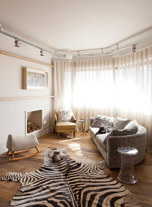 Sala de estar com lareira H2C Arquitetura Salas de estar ecléticas