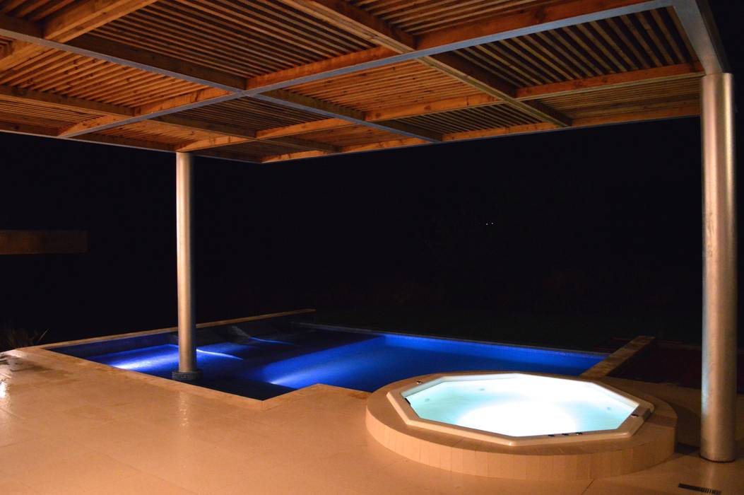 Tina de hidromasaje y piscina con iluminacion Revah Arqs Piscinas de estilo moderno