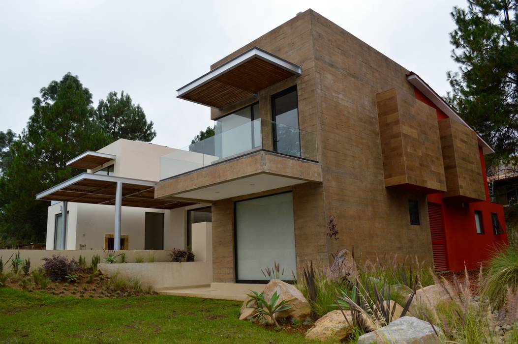 Habitación con terraza volada. Muros de concreto aparente entintado Revah Arqs Casas estilo moderno: ideas, arquitectura e imágenes