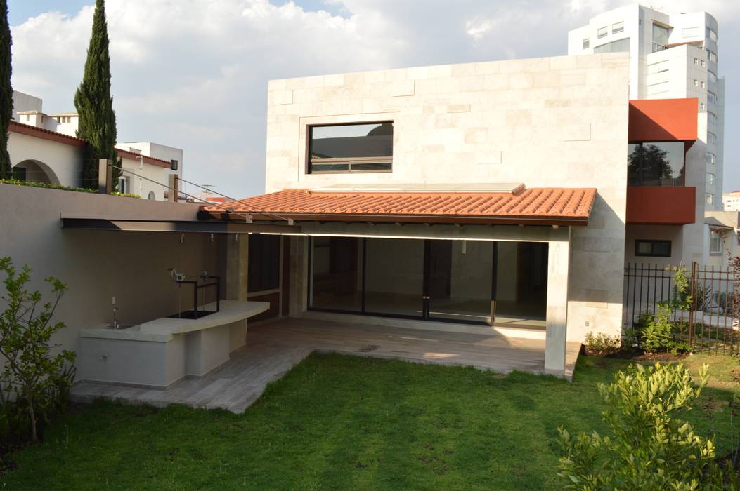 Casa en Interlomas, Revah Arqs Revah Arqs Balcones y terrazas modernos