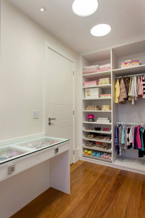 Casa Itu, Designer de Interiores e Paisagista Iara Kílaris Designer de Interiores e Paisagista Iara Kílaris Closets