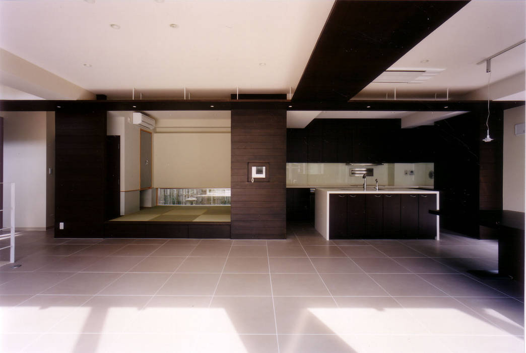 ダイニングから和室を見る 豊田空間デザイン室 一級建築士事務所 モダンな キッチン