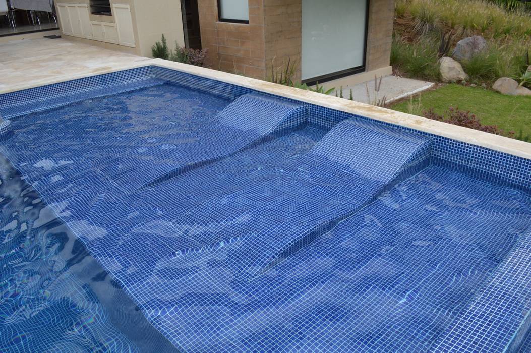 Camastros recubiertos con mosaico veneciano Revah Arqs Piscinas