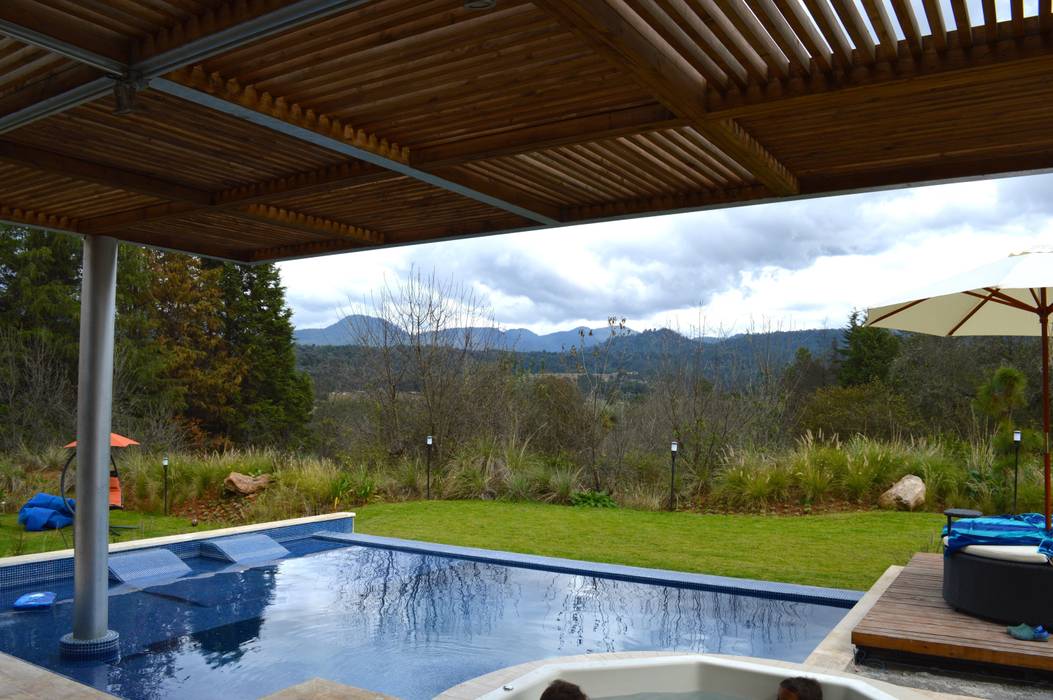 Casa en Valle de Bravo, Revah Arqs Revah Arqs モダンスタイルの プール