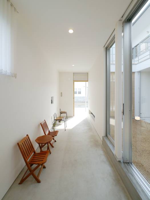 2F Deck house, 開建築設計事務所 開建築設計事務所 Modern corridor, hallway & stairs