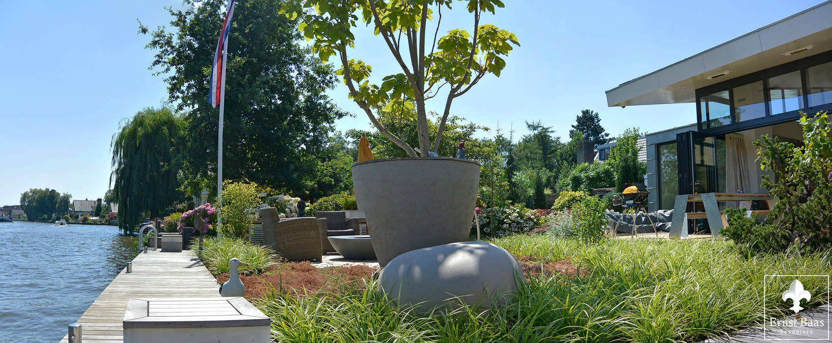 Moderne tuin in aan de oude Rijn, Ernst Baas Hoveniers B.V. / Ernst Baas Tuininrichting B.V. Ernst Baas Hoveniers B.V. / Ernst Baas Tuininrichting B.V. Moderne tuinen Plant,Plantengemeenschap,Lucht,Blad,Boom,Bloempot,Gras,Struik,Landschap,Vrije tijd