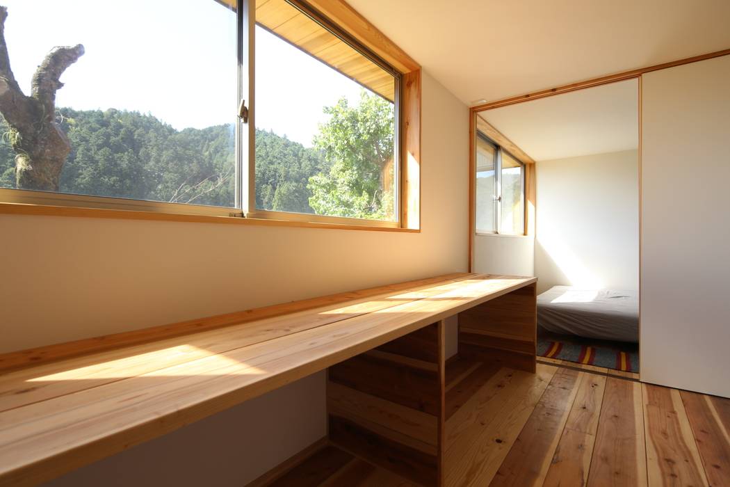 M邸ー大きな窓の家 C Design吉内建築アトリエ ミニマルスタイルの 子供部屋 Homify M邸ー大きな窓の家 C Design吉内建築アトリエ ミニマルスタイルの 子供部屋 Homify