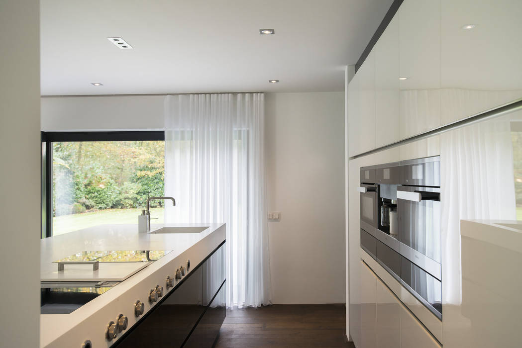 Eigentijds wonen in een rietgedekte villa, Lab32 architecten Lab32 architecten Dapur Modern