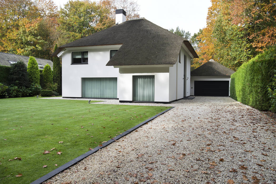 Eigentijds wonen in een rietgedekte villa, Lab32 architecten Lab32 architecten Casas modernas