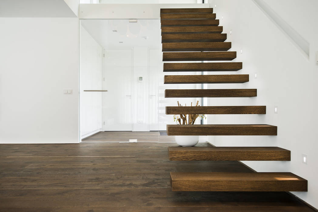 Eigentijds wonen in een rietgedekte villa, Lab32 architecten Lab32 architecten Minimalistische gangen, hallen & trappenhuizen