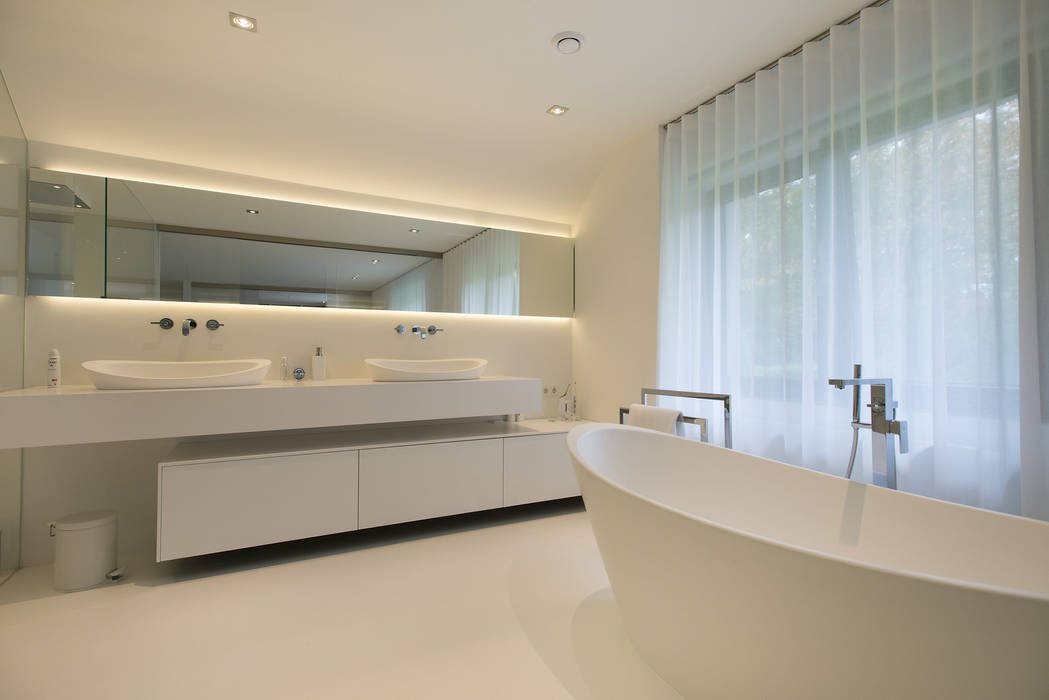 Eigentijds wonen in een rietgedekte villa, Lab32 architecten Lab32 architecten Minimalist style bathroom