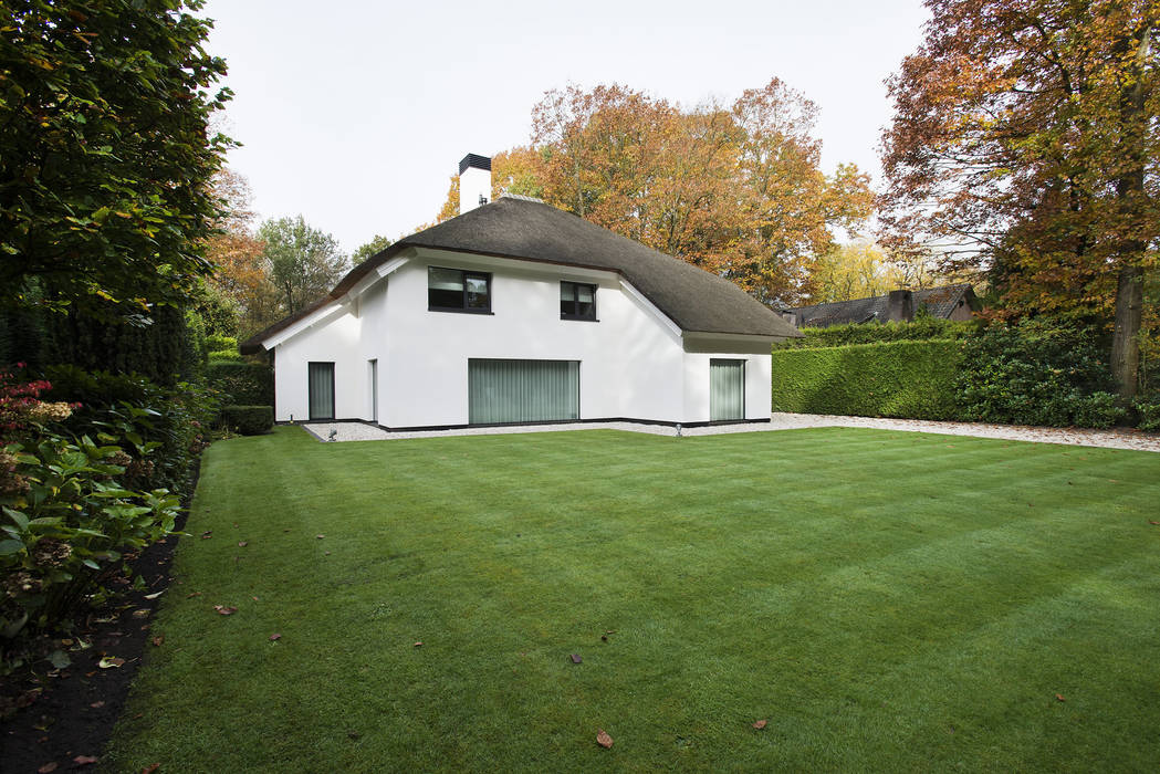 Eigentijds wonen in een rietgedekte villa, Lab32 architecten Lab32 architecten Будинки