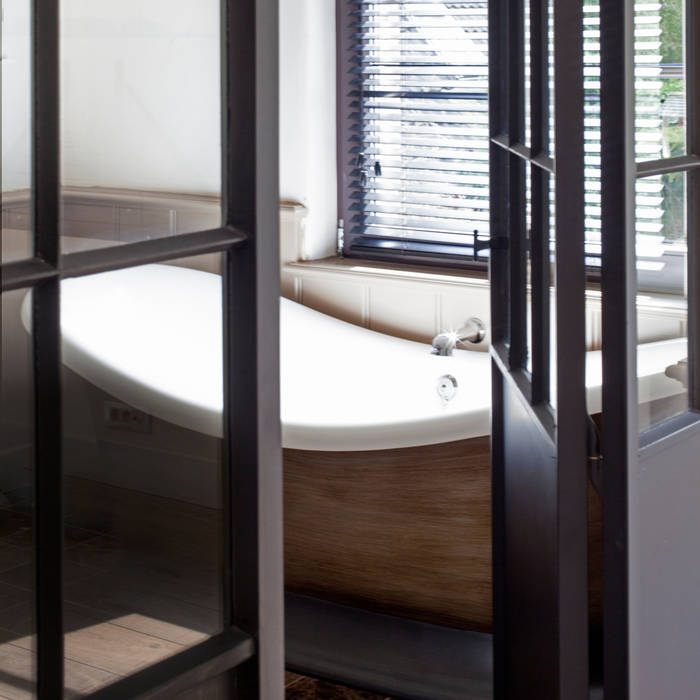 Klassiek landhuis met hedendaagse invloeden, Taps&Baths Taps&Baths Country style bathroom Bathtubs & showers