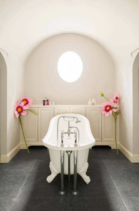 Romantische badkamer met bad op pootjes Taps&Baths Landelijke badkamers Badkuipen & douches